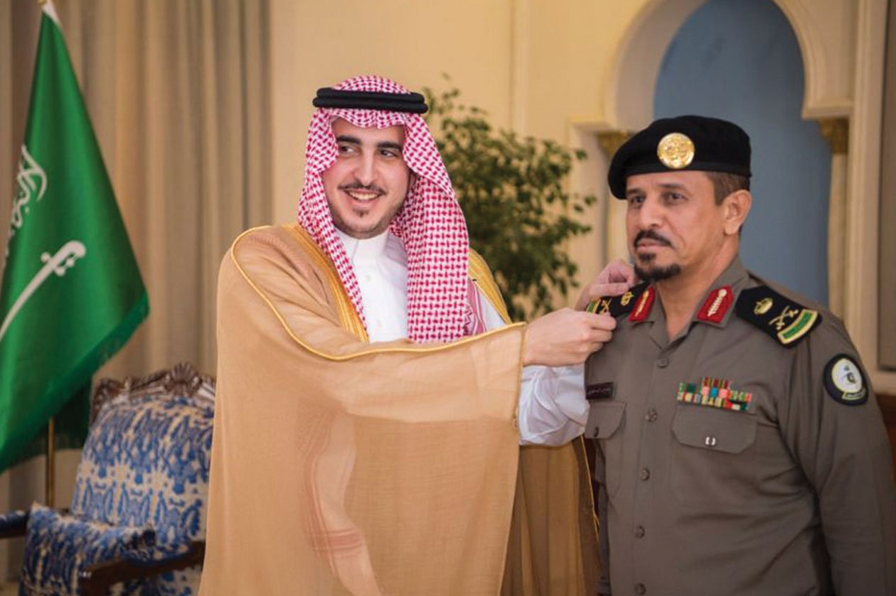 بالصور.. أمير الجوف يُقلِّد مدير سجون المنطقة رتبته الجديدة