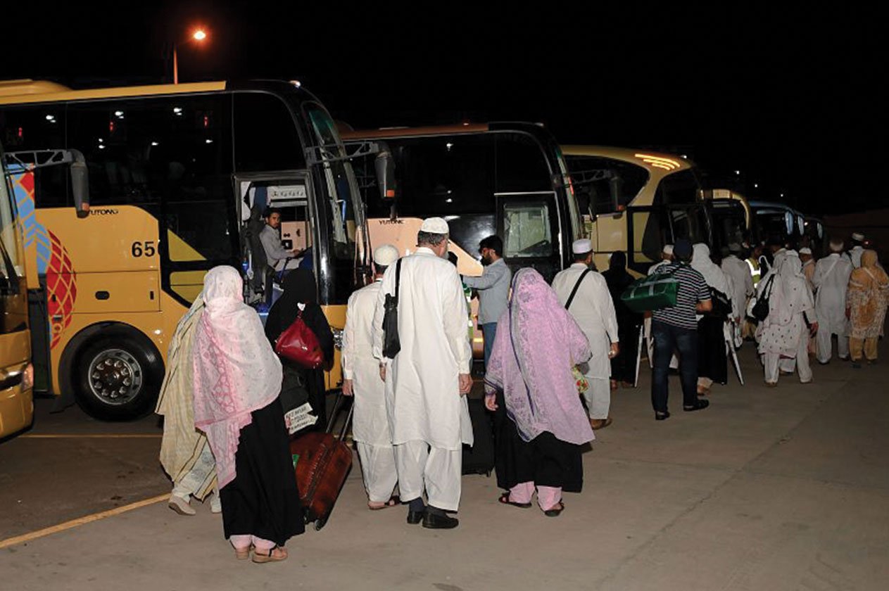 بالصور.. وصول 442 من حجاج باكستان المدينة المنورة ضمن مبادرة «طريق مكة»