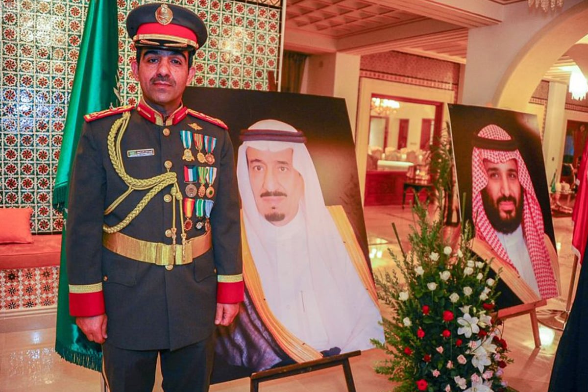السبسي يمنح الملحق العسكري بسفارة السعودية في تونس وسام الجمهورية