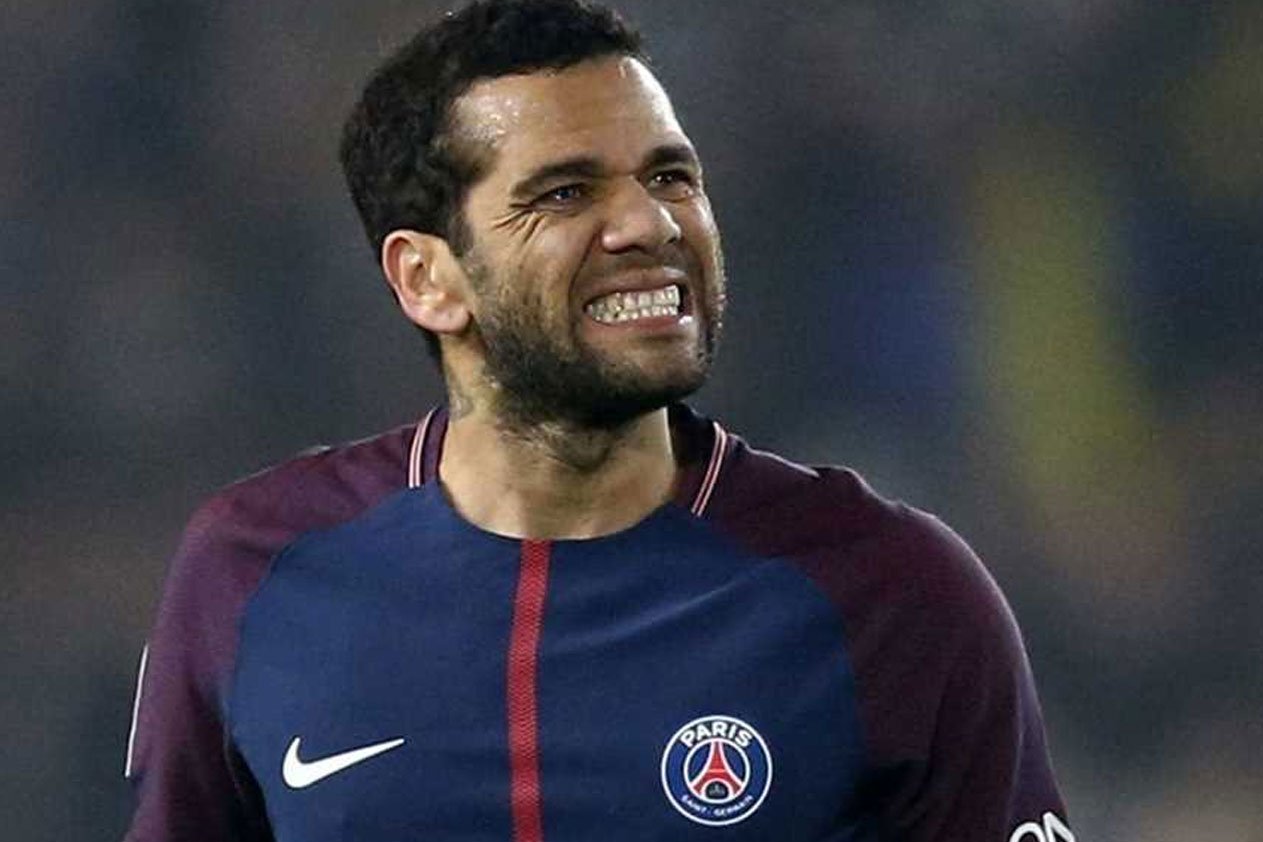 داني ألفيش يقترب من أرسنال براتب أسبوعي 200 ألف إسترليني