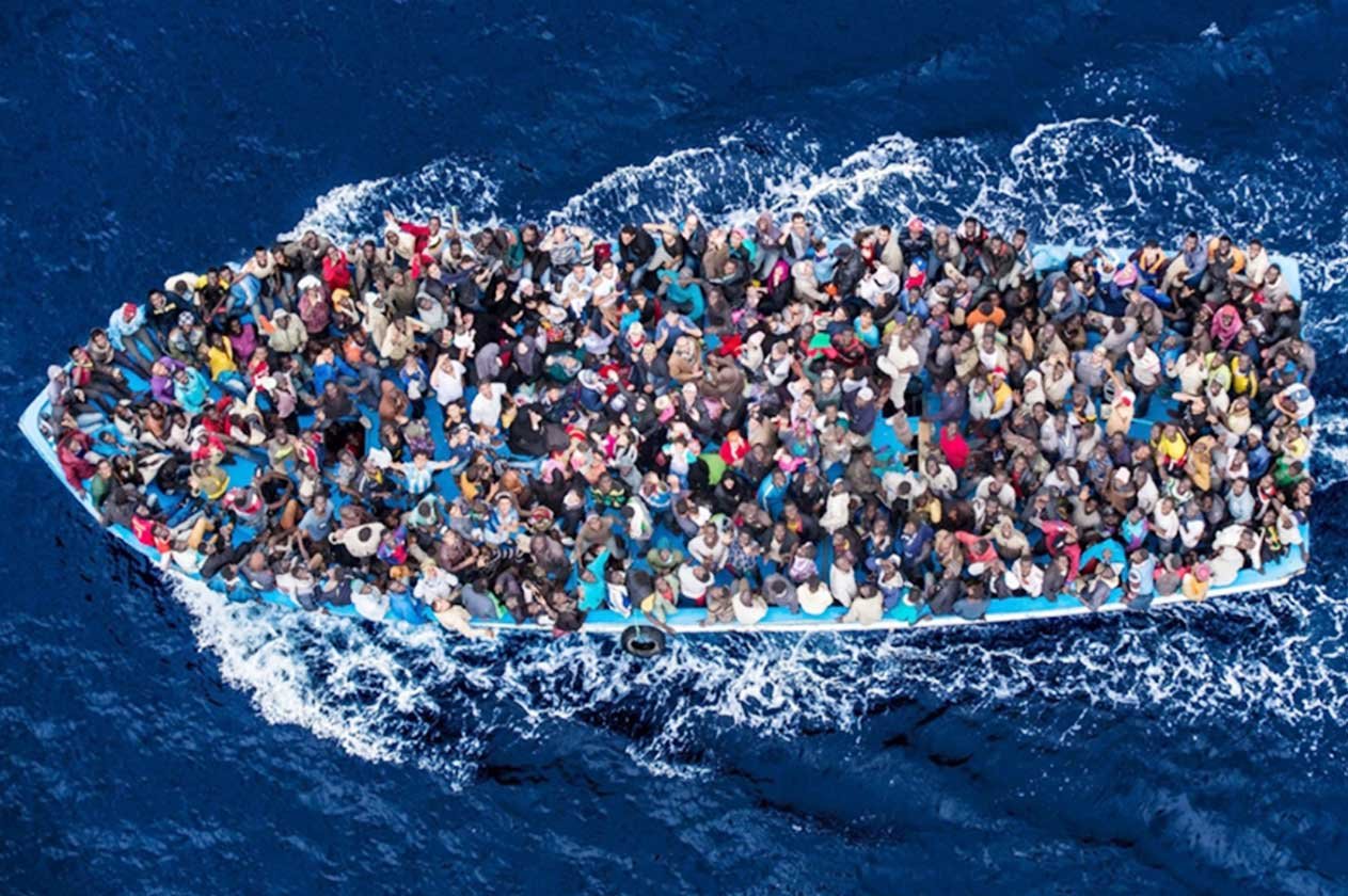 فقدان 116 وإنقاذ 132 مهاجرًا إثر غرق قاربهم قبالة سواحل ليبيا