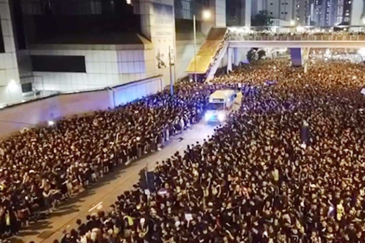متظاهرو هونج كونج ينظمون مسيرات في مناطق وسط المدينة