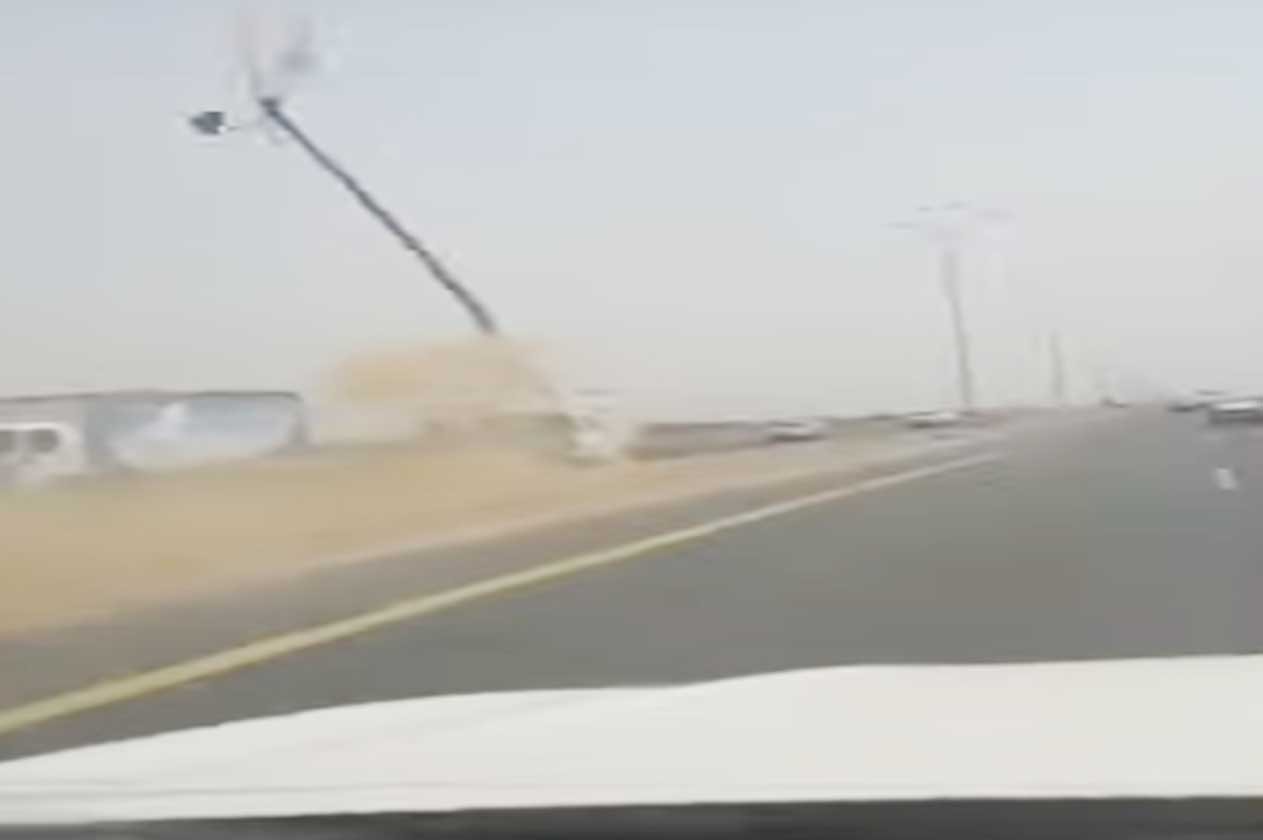 الهلال الأحمر يوضِّح ملابسات اصطدام سيارة بعامود إنارة ويعلن عدد المصابين
