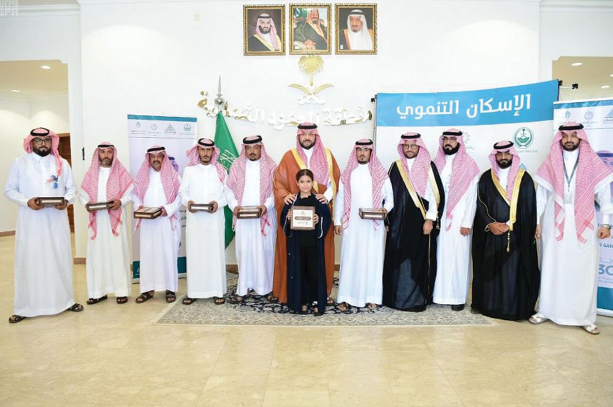 بالصور.. أمير الحدود الشمالية يسلِّم مفاتيح أولى دفعات «الإسكان التنموي»