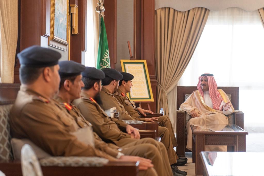 أمير المدينة يستقبل مدير الدفاع المدني ويدشن مبادرة «ليش نجازف»