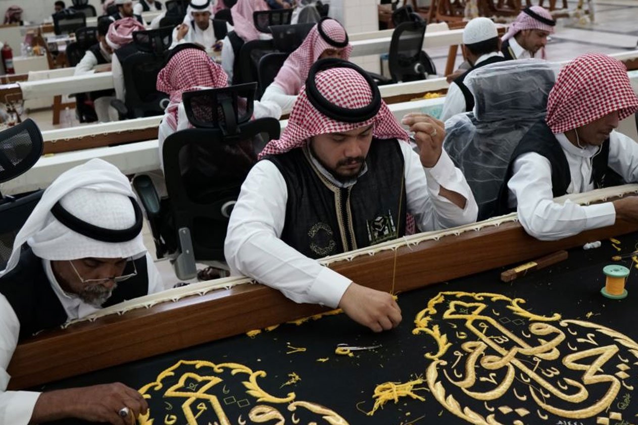 مهارة عُمال كسوة الكعبة تُبهر حجاج برنامج خادم الحرمين