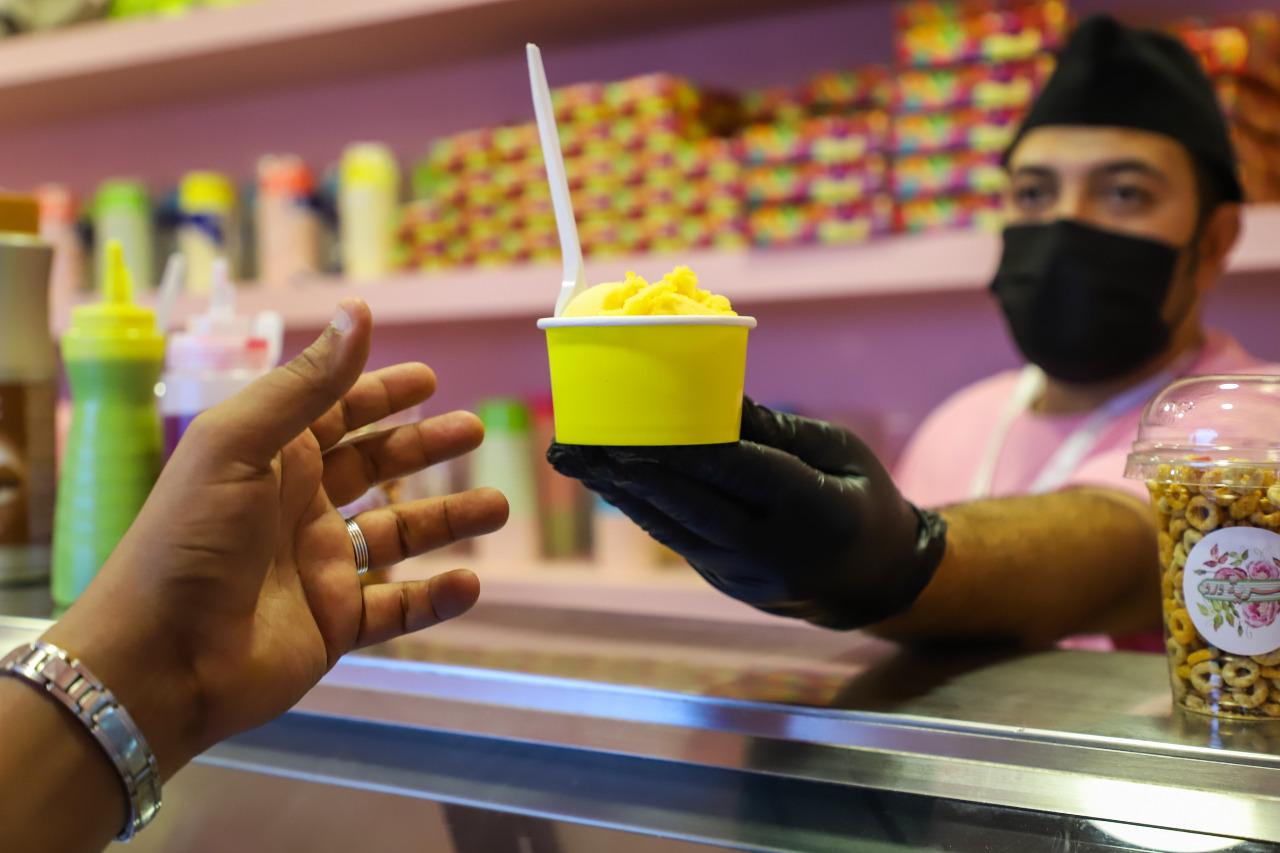 بالصور.. إقبال كبير من زوار قرية ورد على آيس كريم «البرشومي» بـ«موسم الطائف»