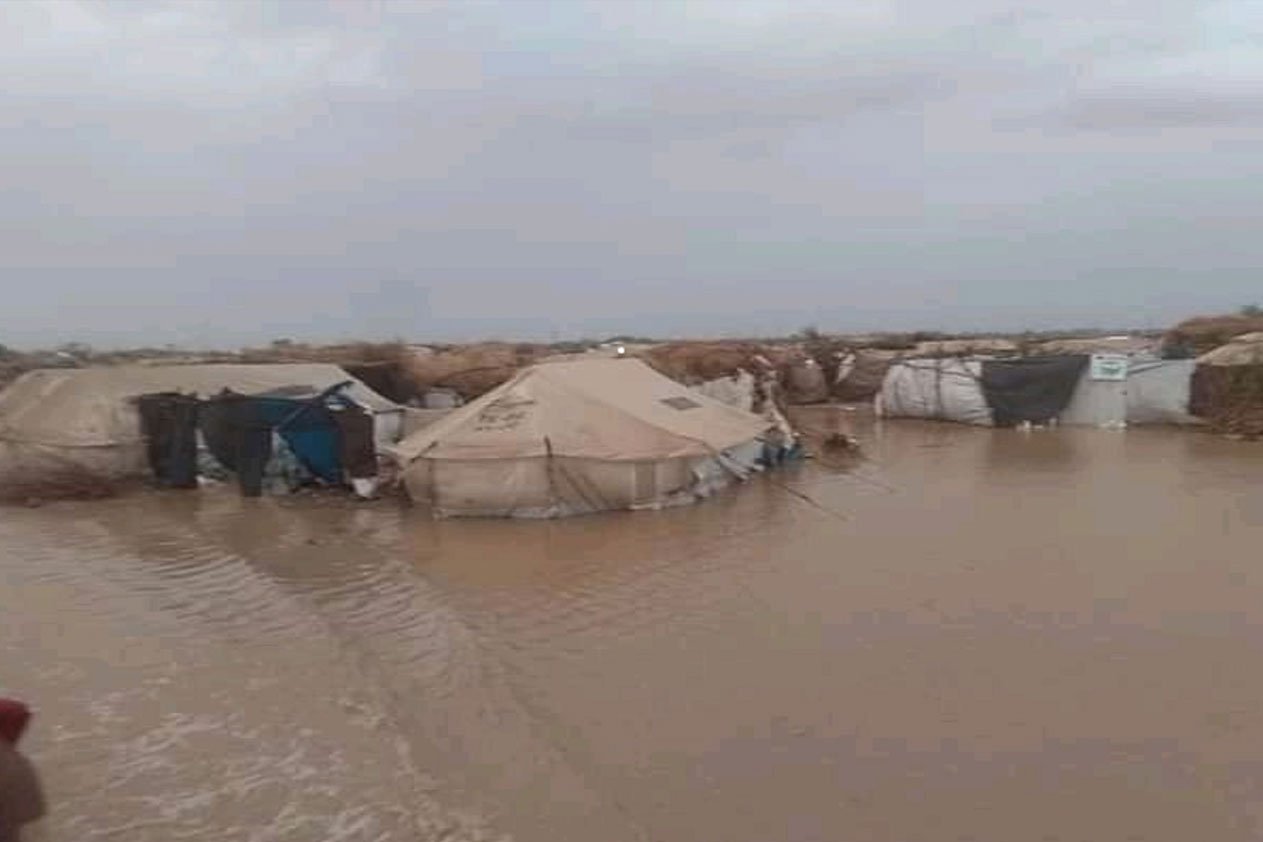 «الملك سلمان للإغاثة» يبادر بمساعدات لمتضرري السيول بمخيمات النازحين بالحديدة