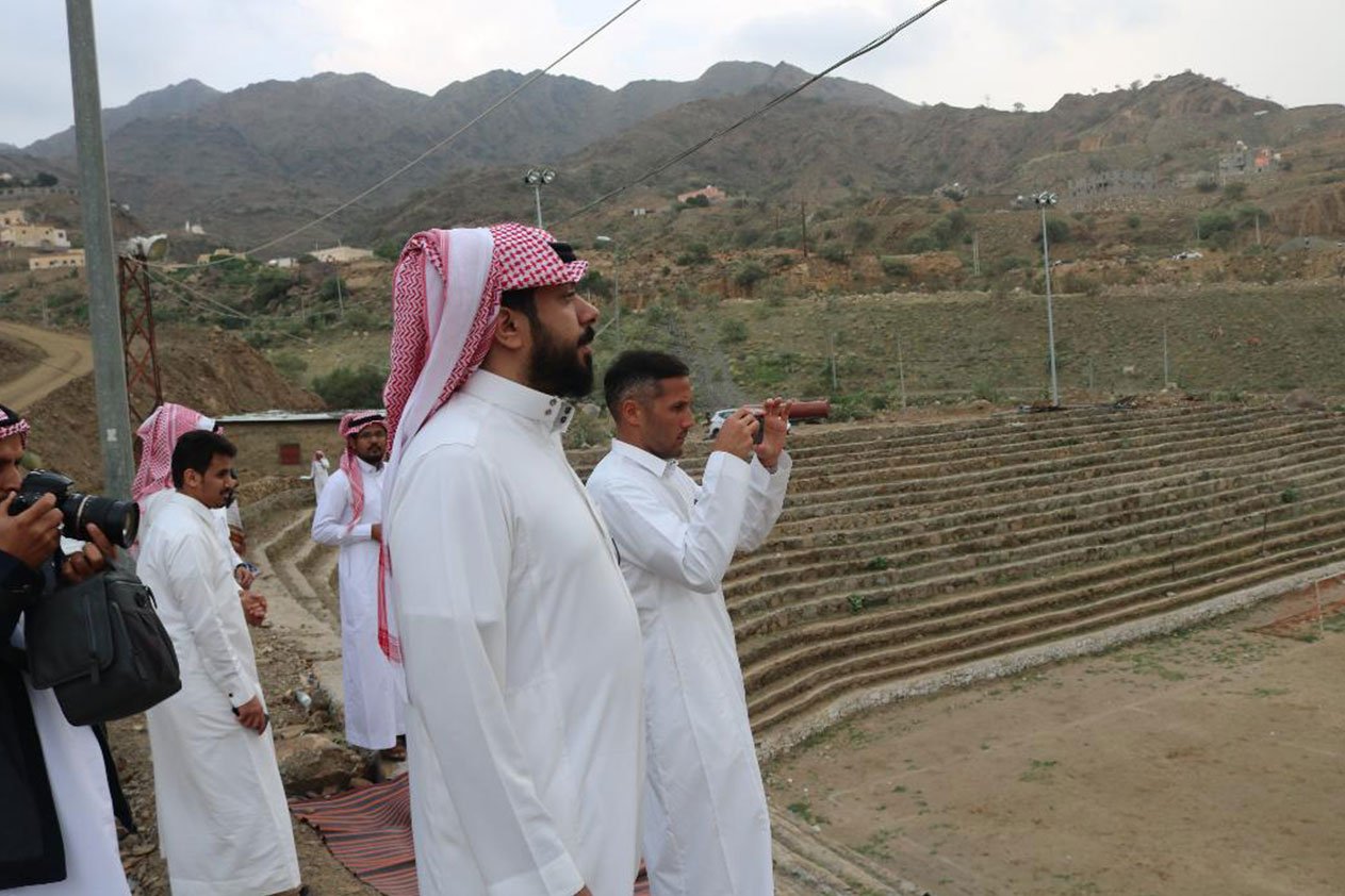 بالصور.. لجنة من هيئة الرياضة تلتقي صاحب الملعب المنحوت في الصخر