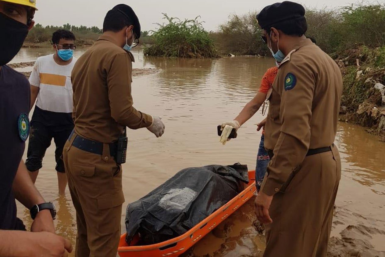 العثور على جثة مواطن جرفته السيول في أبوعريش.. واستمرار البحث عن آخر مفقودي وادي مسلة