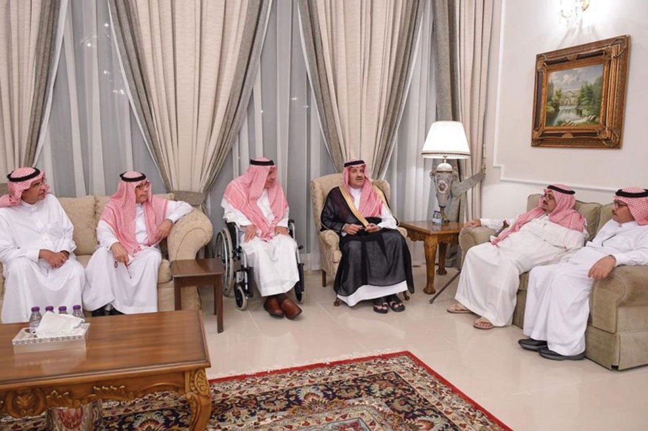 أمير المدينة يقدِّم واجب العزاء لذوي الفقيد الأمير عبدالرحمن بن عبدالله السديري