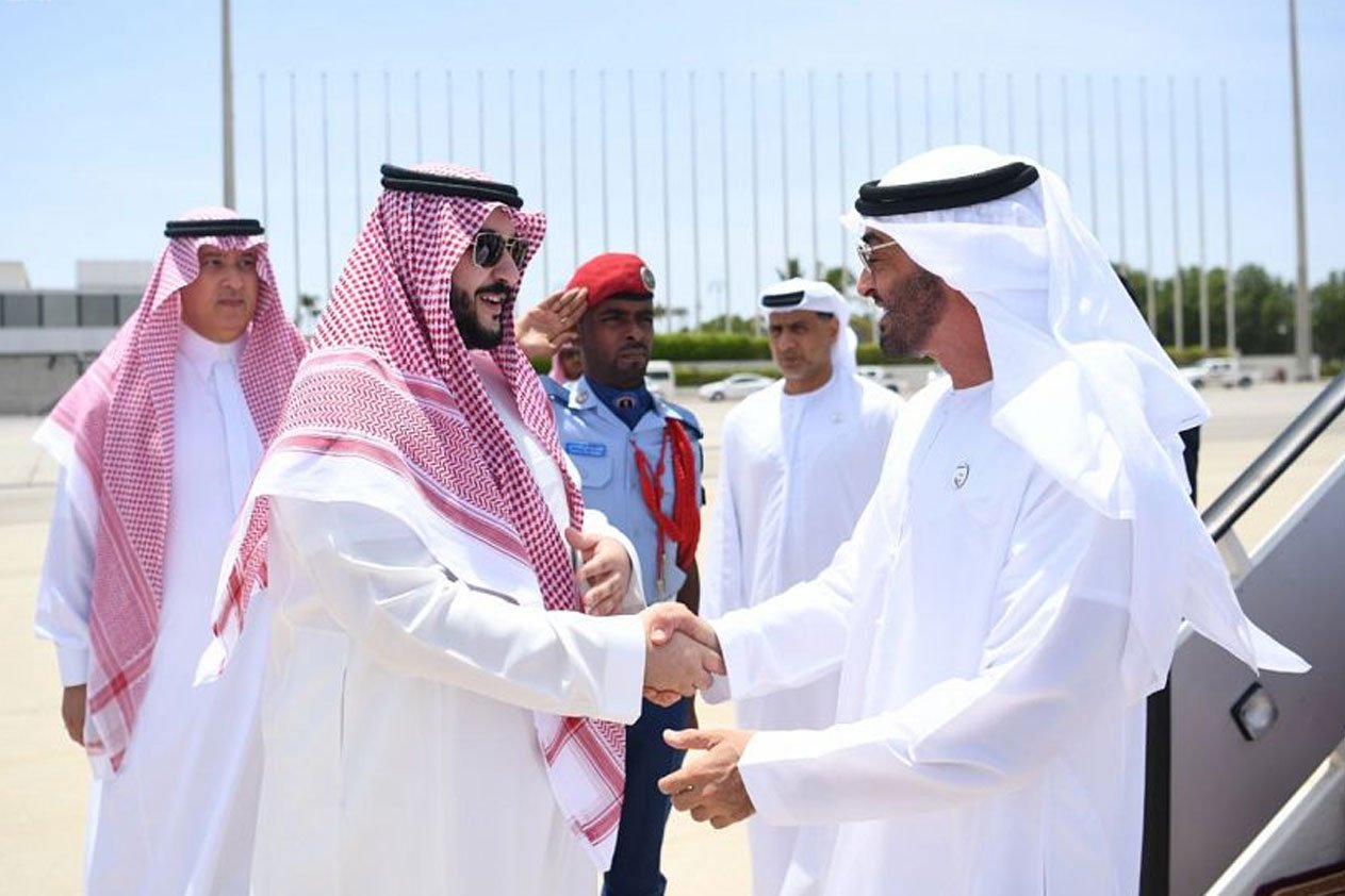بالصور.. خالد بن سلمان يستقبل ولي عهد أبوظبي لدى وصوله جدة
