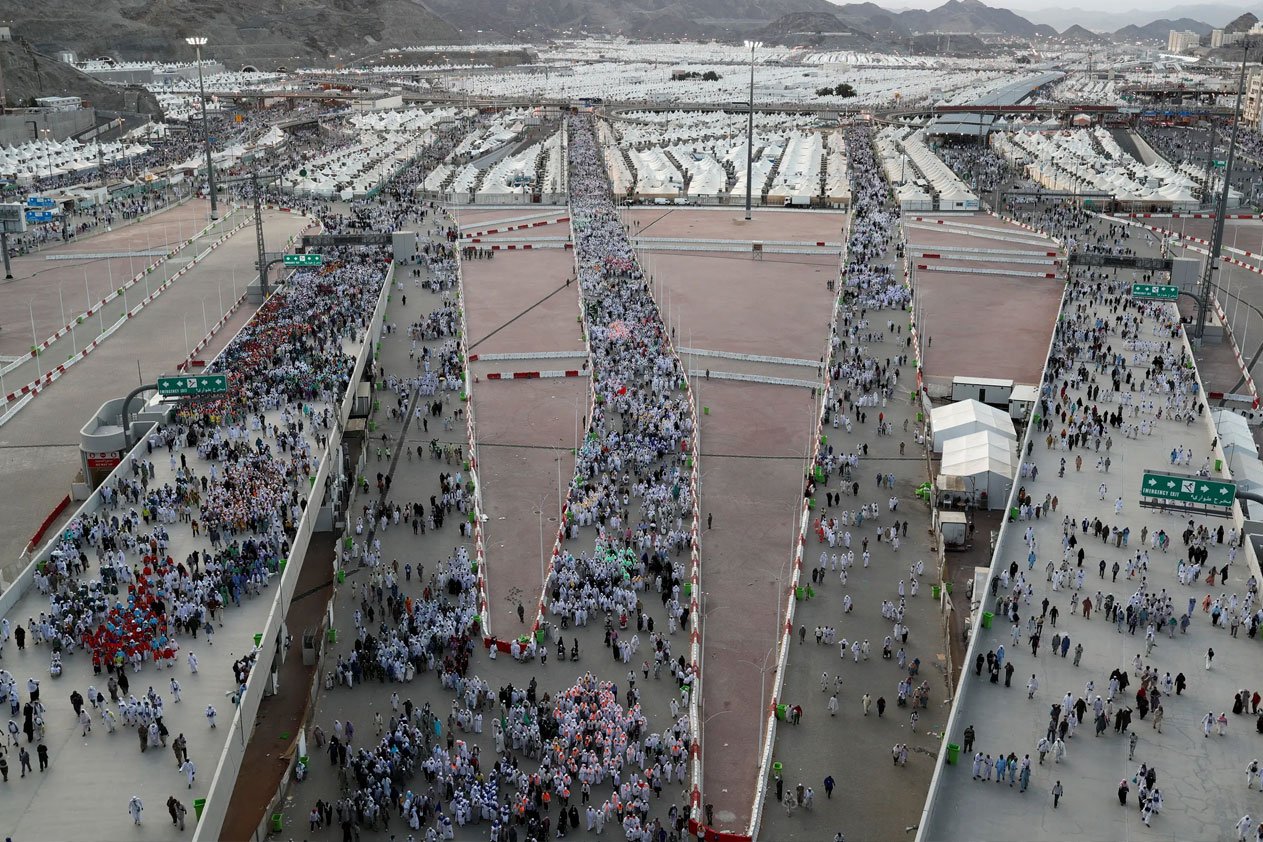 ضيوف خادم الحرمين من اليمن ينهون رمي الجمرات لأول أيام التشريق