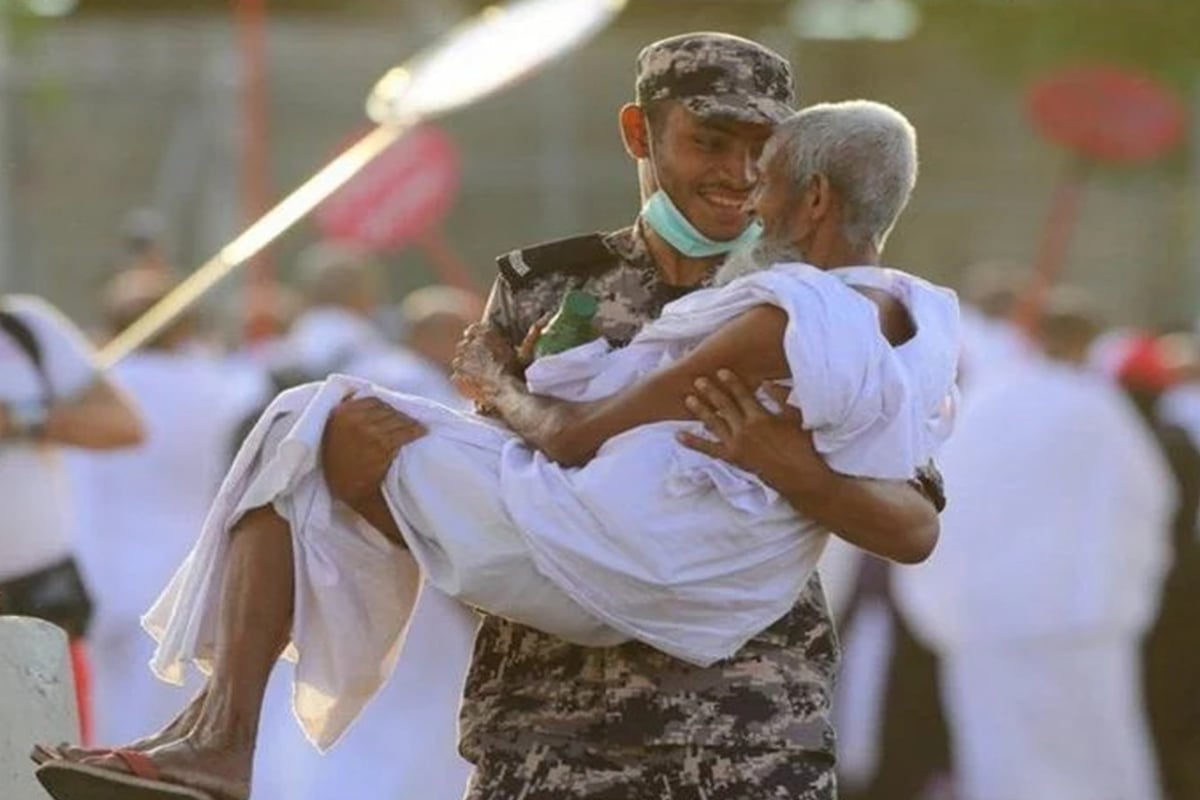 بالصور.. صحيفة فرنسية ترصد تضحيات رجال الأمن لخدمة الحجَّاج