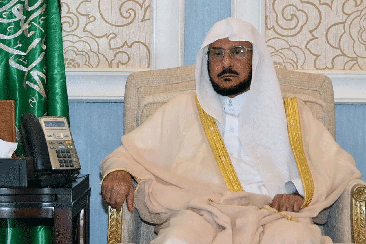 الوزير «آل الشيخ» يُقبّل جبين رجال أمن: ضربتم أروع الأمثلة