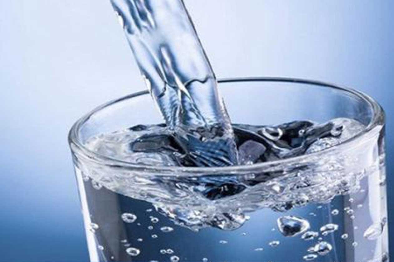 دراسات تحدد كمية مياه الشرب المناسبة للنساء والرجال يوميًّا