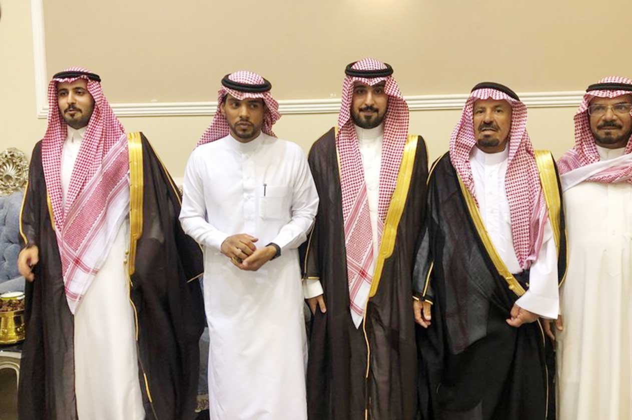 الزميل خلف الحمود وشقيقه عبدالعزيز يدخلان القفص الذهبي