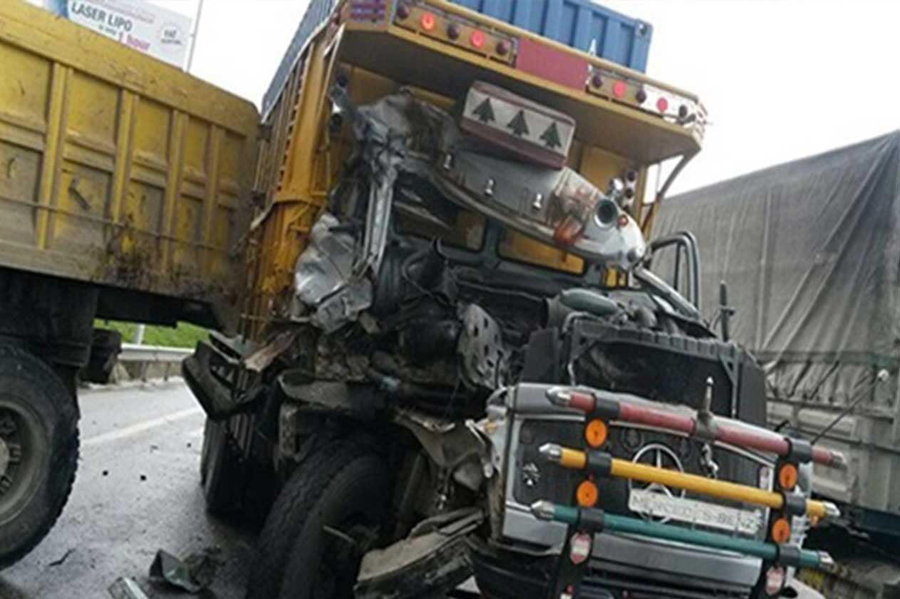 تصادم بين شاحنتين يعيق حركة المرور بجسر ميناء جدة