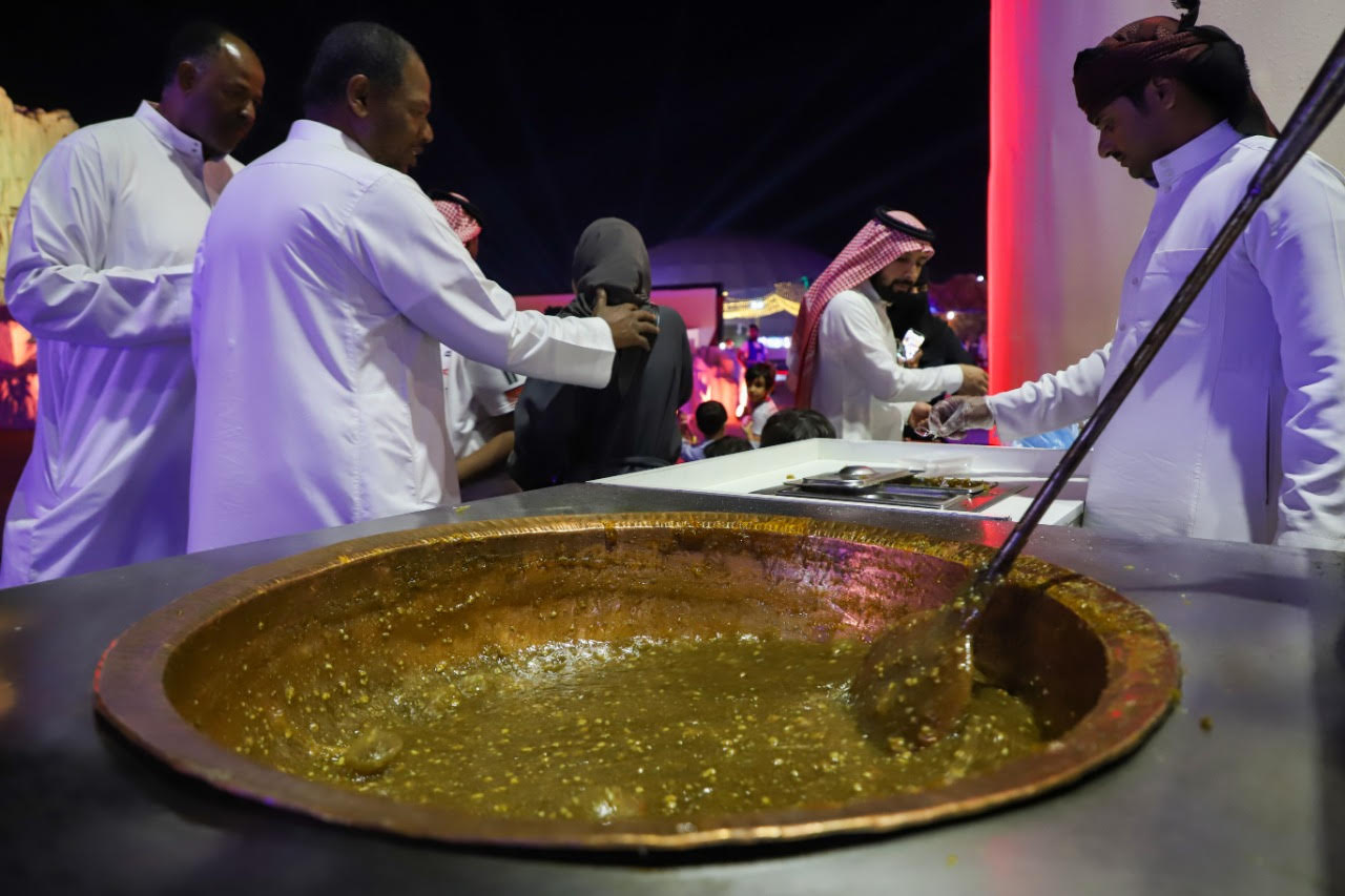 بالصور.. مطاعم «حي العرب» بسوق عكاظ تتنافس في أشهر المأكولات الشعبية