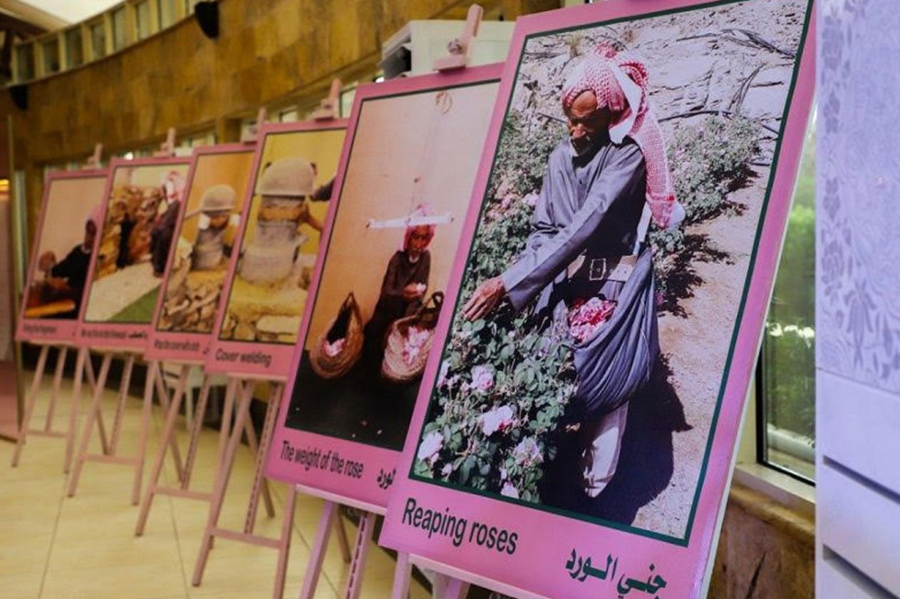 بالصور.. «قرية ورد» تروي لزوار موسم الطائف حكاية «طريق البخور»