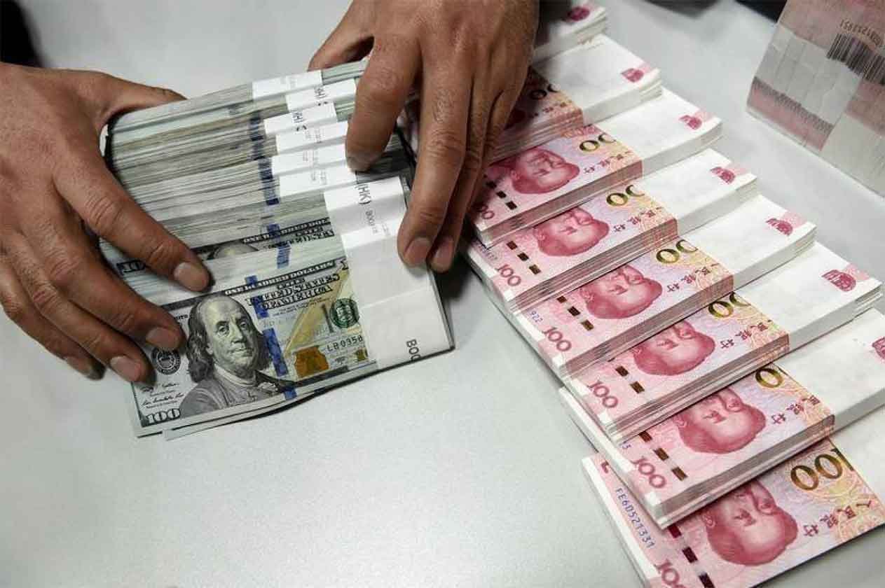 تراجع اليوان الصيني إلى أدنى مستوياته على الإطلاق أمام الدولار