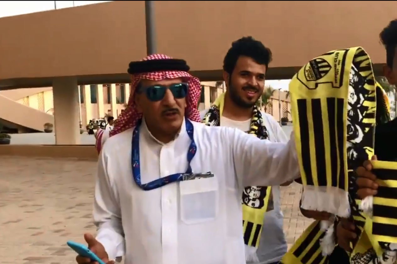 مشجع هلالي يتحصل على شعار الاتحاد ويؤكد: نحن عينان في رأس واحد