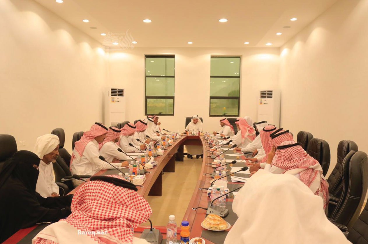 اجتماع طارئ بمحافظة بارق بعد انتقادات المواطنة خلود الأسمري