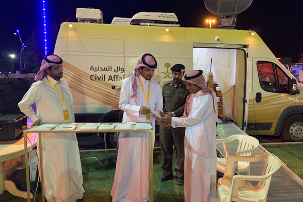عربة «الأحوال المدنية» المتنقلة تقدم خدماتها لزوار مهرجان العسل