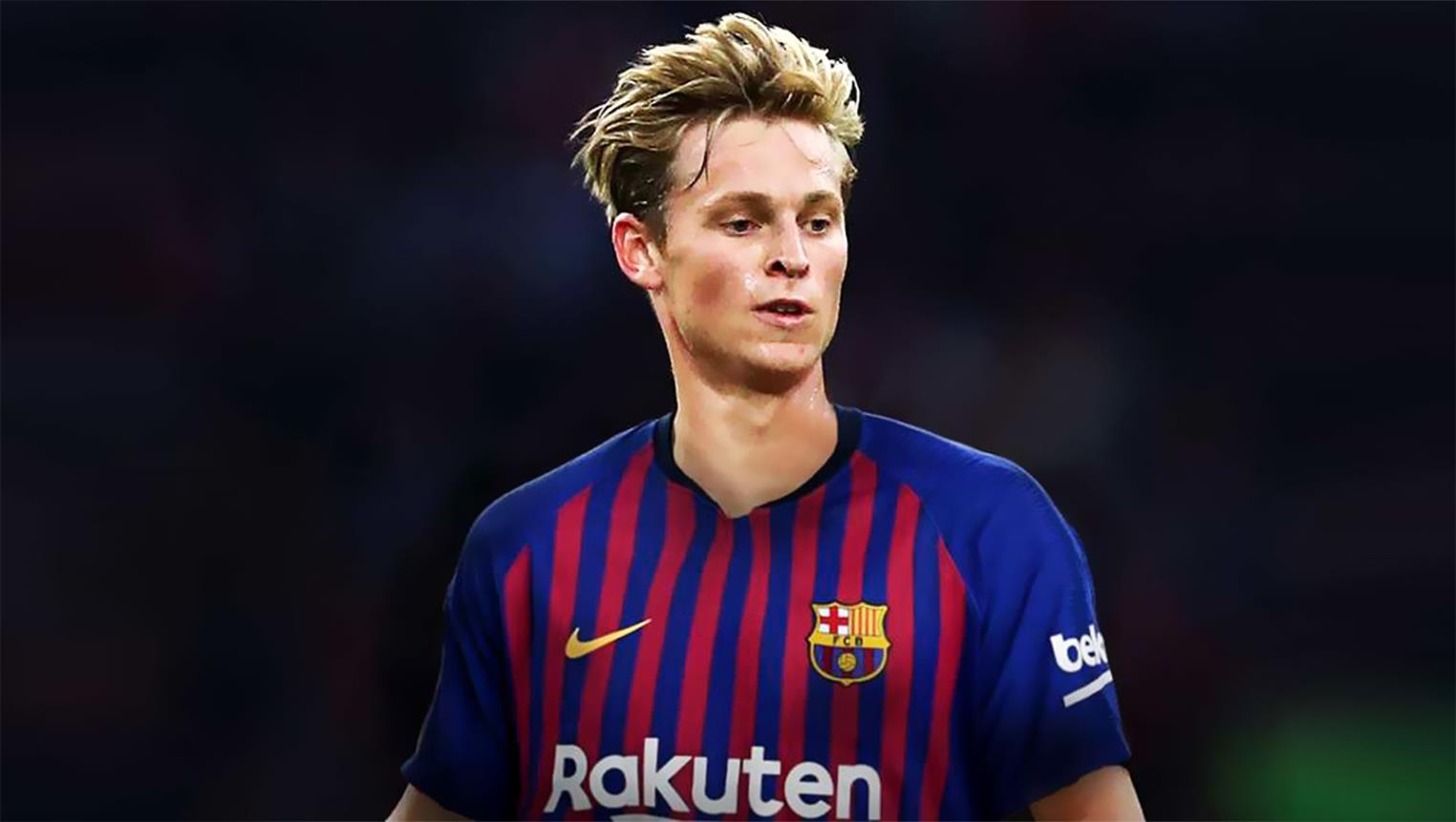دي يونج نجم برشلونة يفوز بجائزة أفضل لاعب وسط في أوروبا