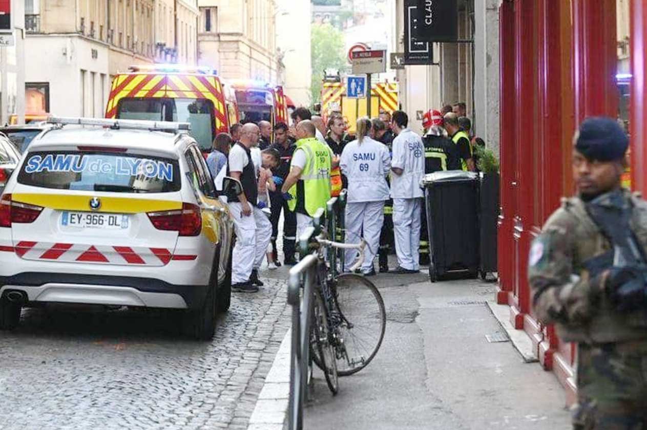بالفيديو.. مقتل شخص وإصابة 8 في حادث طعن بمدينة ليون الفرنسية