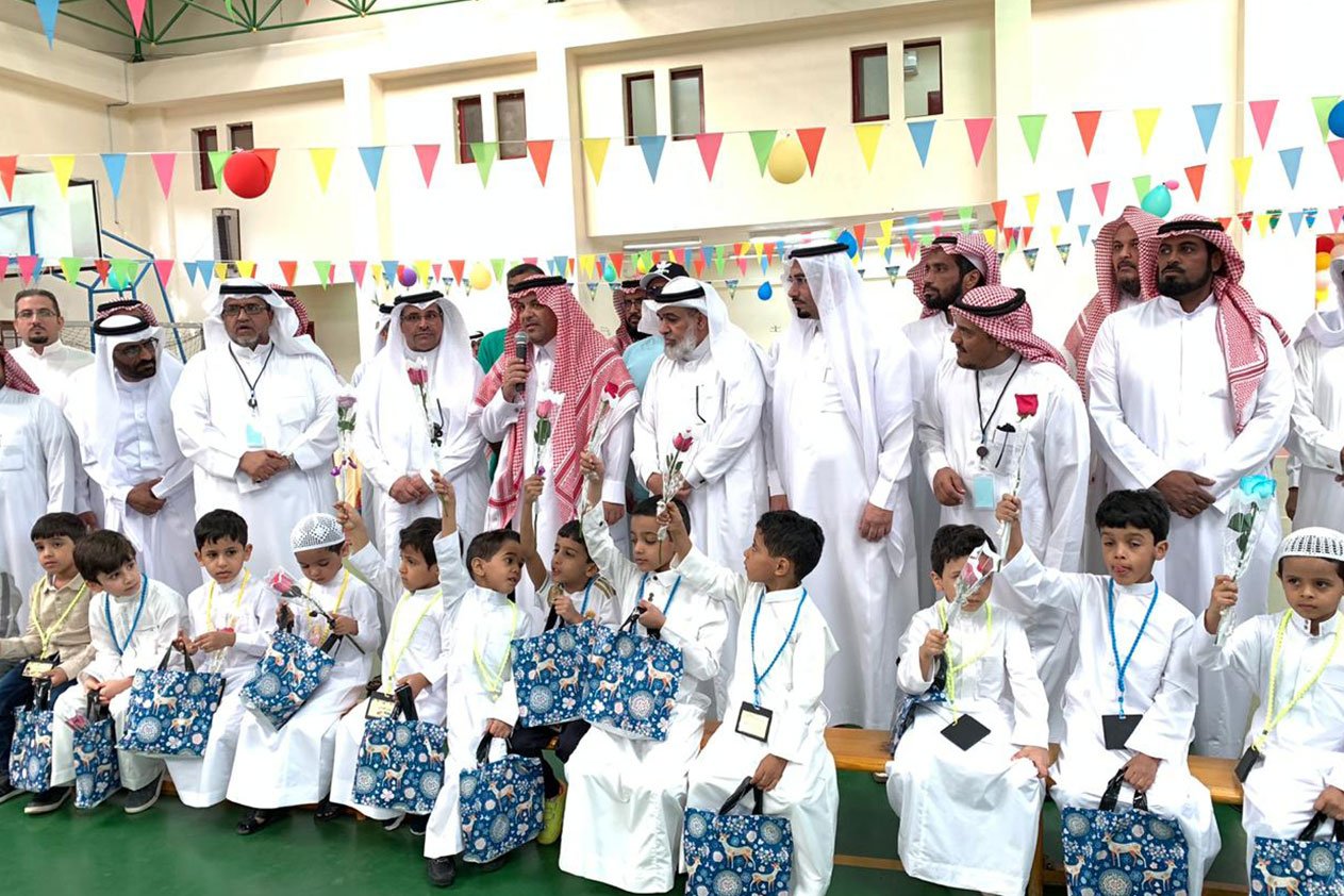 بالصور.. محافظ الطائف يستقبل الطلاب بباقات الورد وعبارات الترحيب