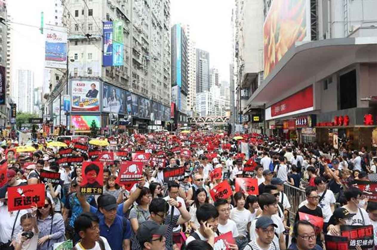 متظاهرو هونج كونج يحتشدون في المطار ويعطلون رحلات الطيران