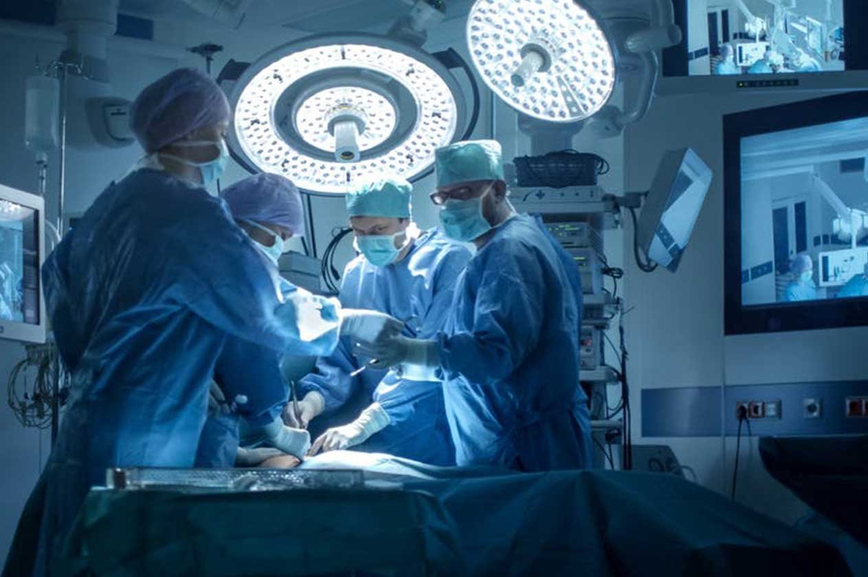 «جراحة 10 ساعات» تستأصل ورمًا نادرًا من وجه طفل بجدة