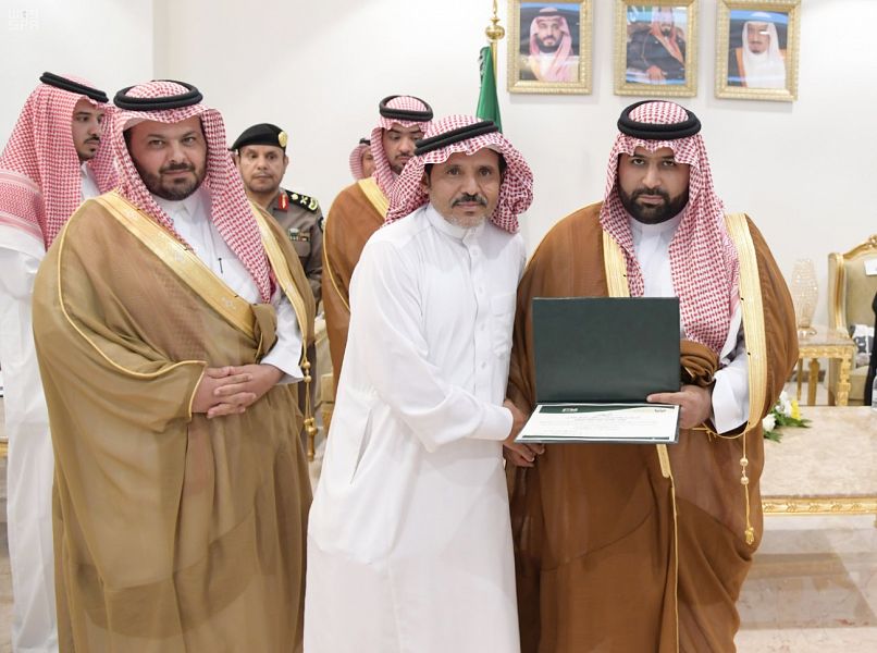بالصور.. أمير جازان بالنيابة يكرم صاحب «الملعب المنحوت» بجبال الحشر