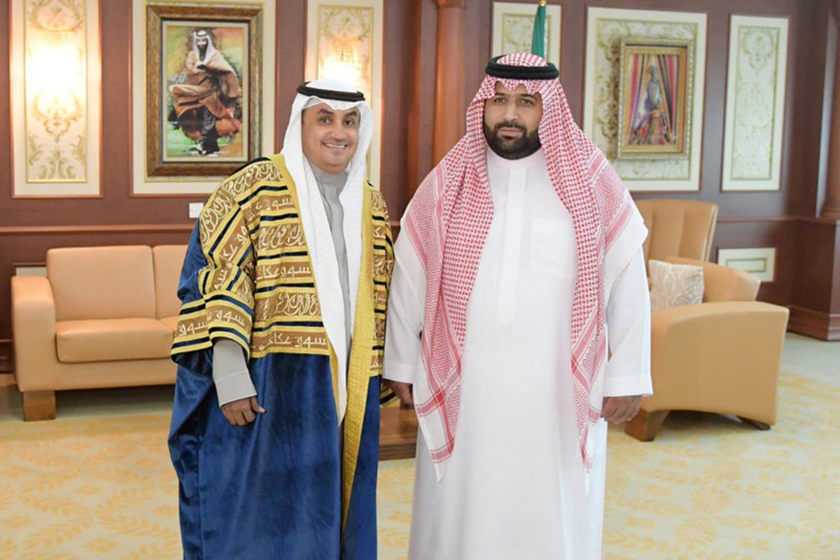 أمير جازان بالنيابة يكرِّم الشاعر محمد يعقوب بـ«لقب جديد»