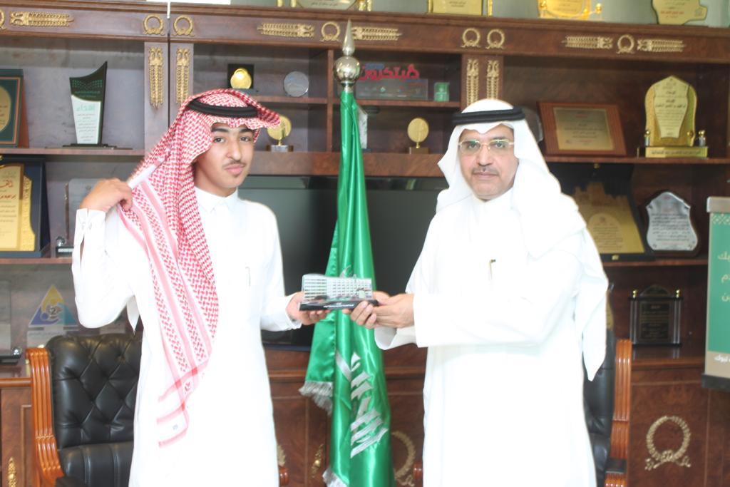 بالصور.. مدير تعليم تبوك يكرم طالبًا نظم المرور بعد تعطل الإشارة