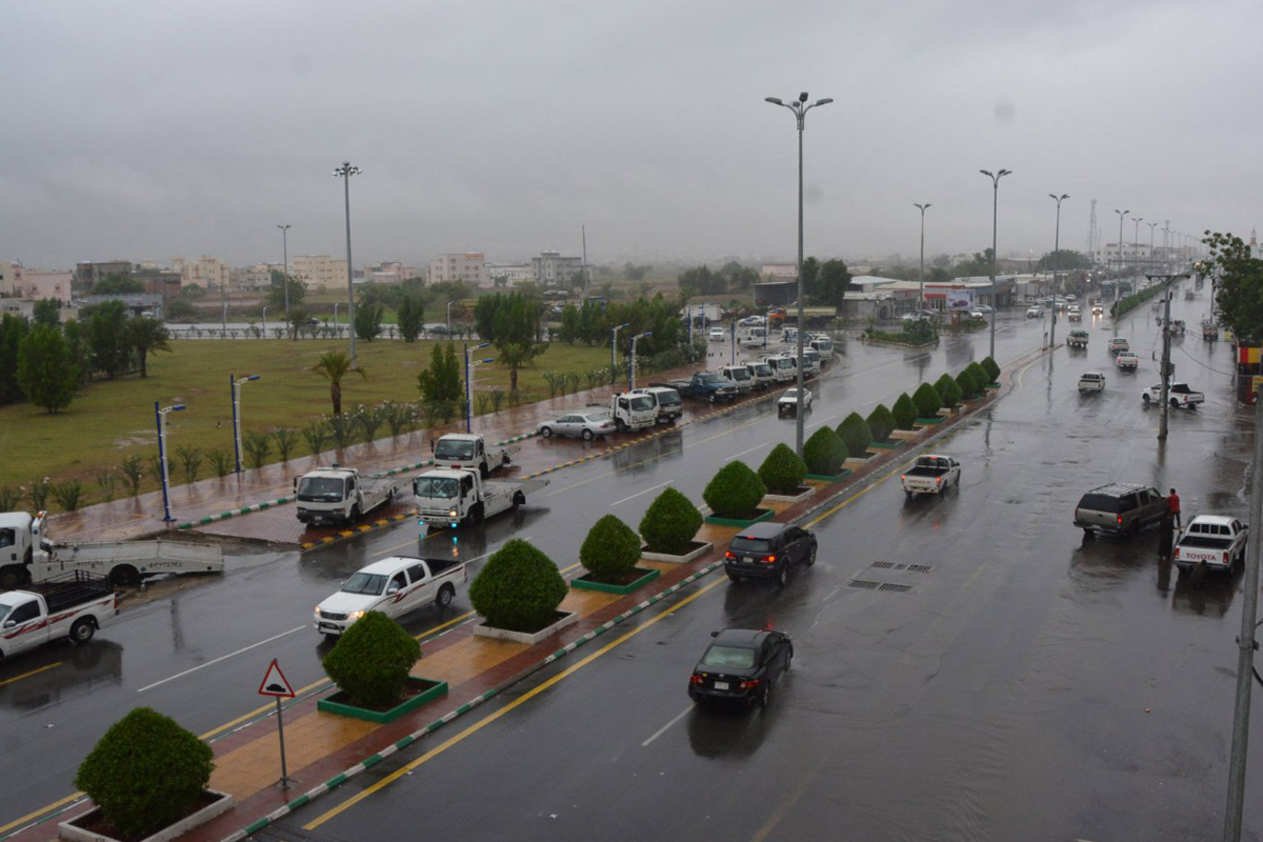 «مدني جازان» تحذر من تقلُّبات جوية وتنصح بالابتعاد عن مجاري السيول