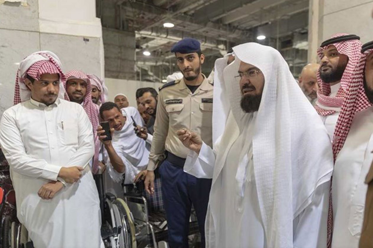بالصور.. توجيهات من السديس لـ«منسوبي التنقُّل» بالمسجد الحرام