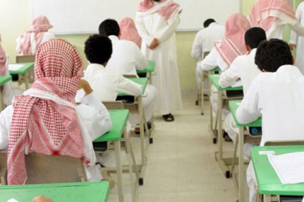 هجوم ثلاثي على معلم داخل فصله في تبوك والشرطة تبدأ التحقيق