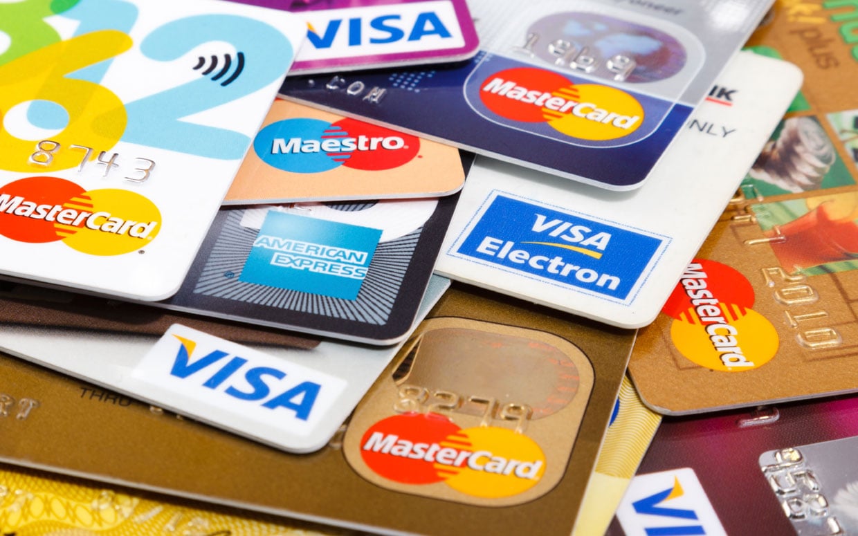 البنوك السعودية تحذِّر من الإسراف في استخدام بطاقات الائتمان لشراء الكماليات