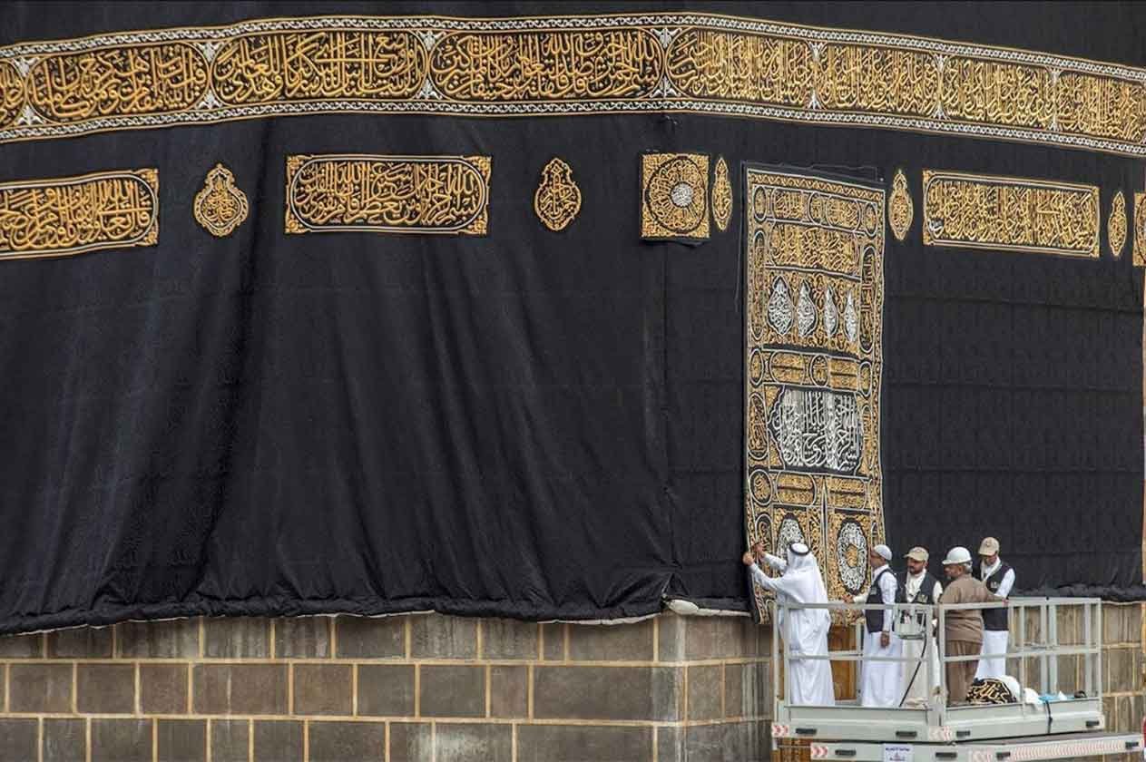 «شؤون المسجدين» تباشر إسدال ثوب الكعبة وتثبيته بحلقات الشاذروان المذهبة