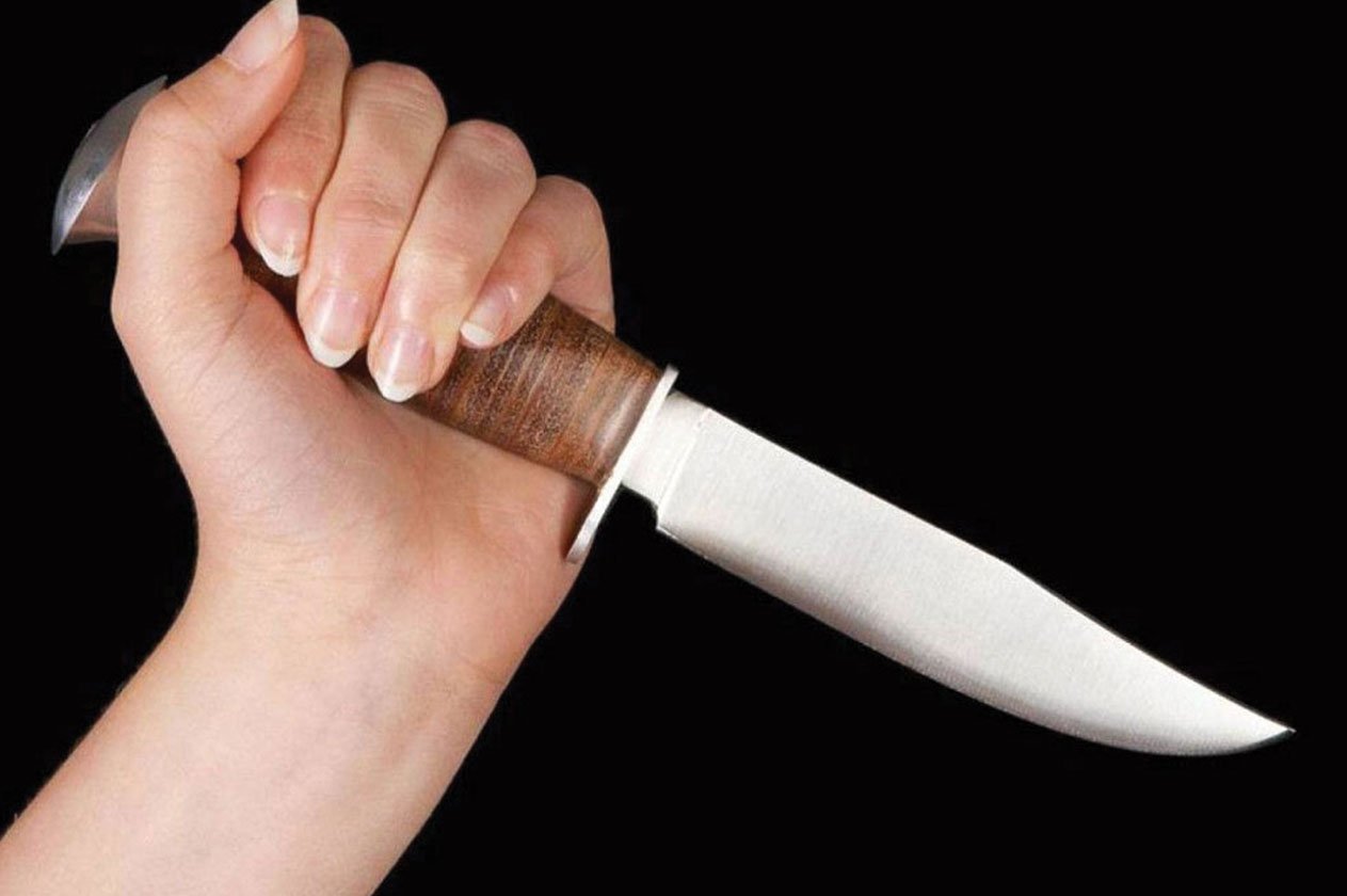 امرأة تعاقب زوجها على سهره مع الأصدقاء بـ«طعنة سكين» في القاهرة