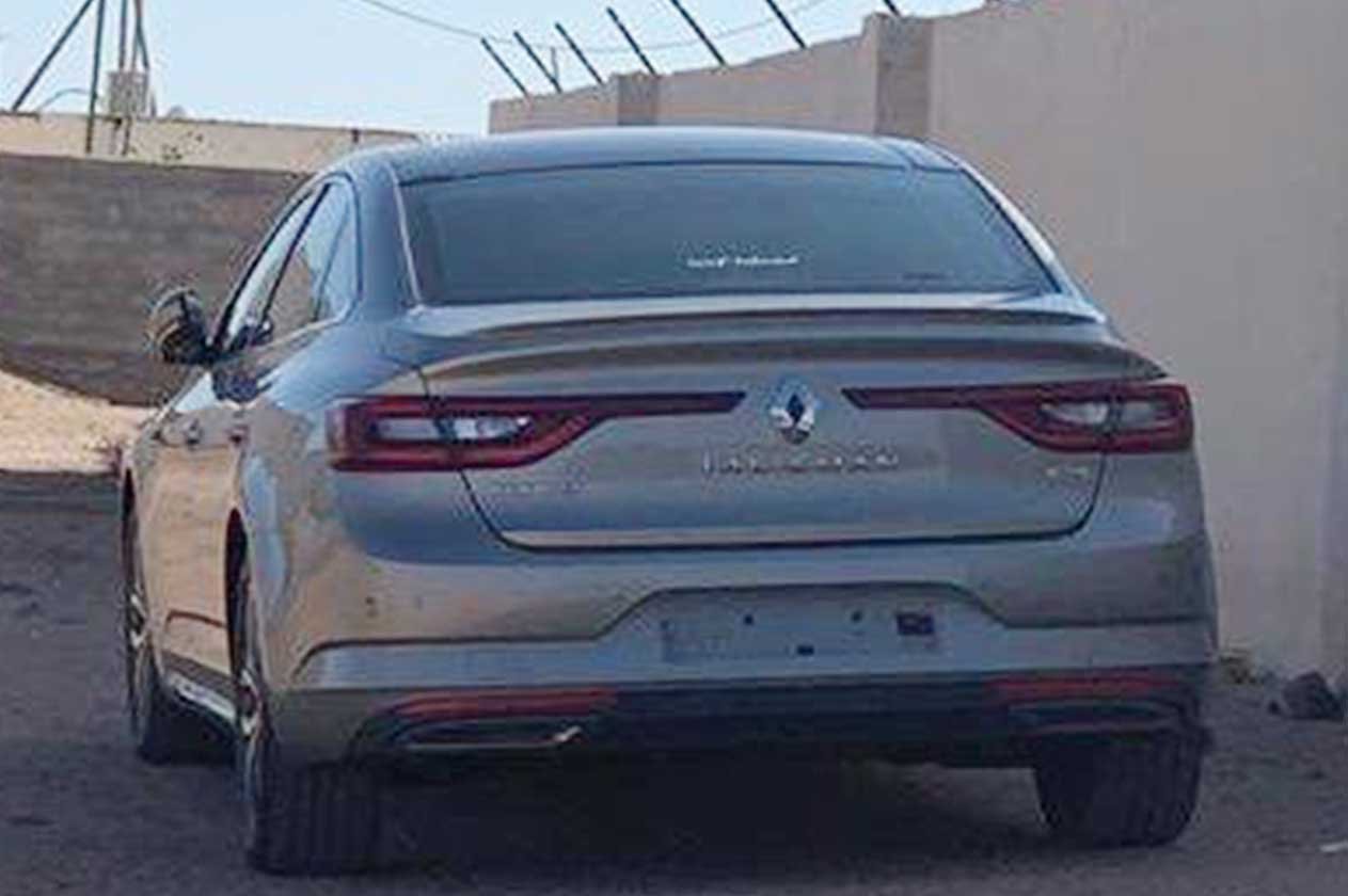 «معلمة دثير».. تفردت بين زميلاتها بقيادة سيارة فسرق مجهولون لوحتها