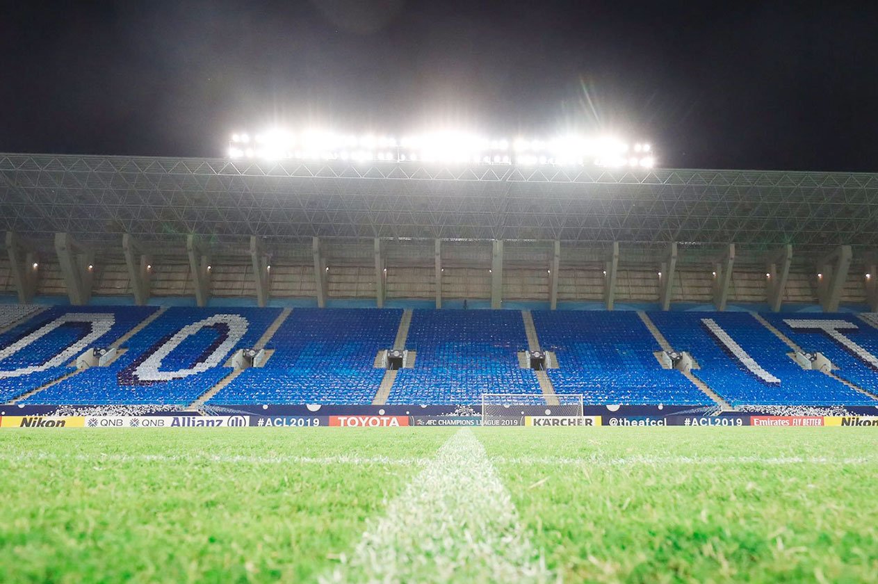 جماهير الهلال تؤازر فريقها أمام الاتحاد بتيفو «Do it»
