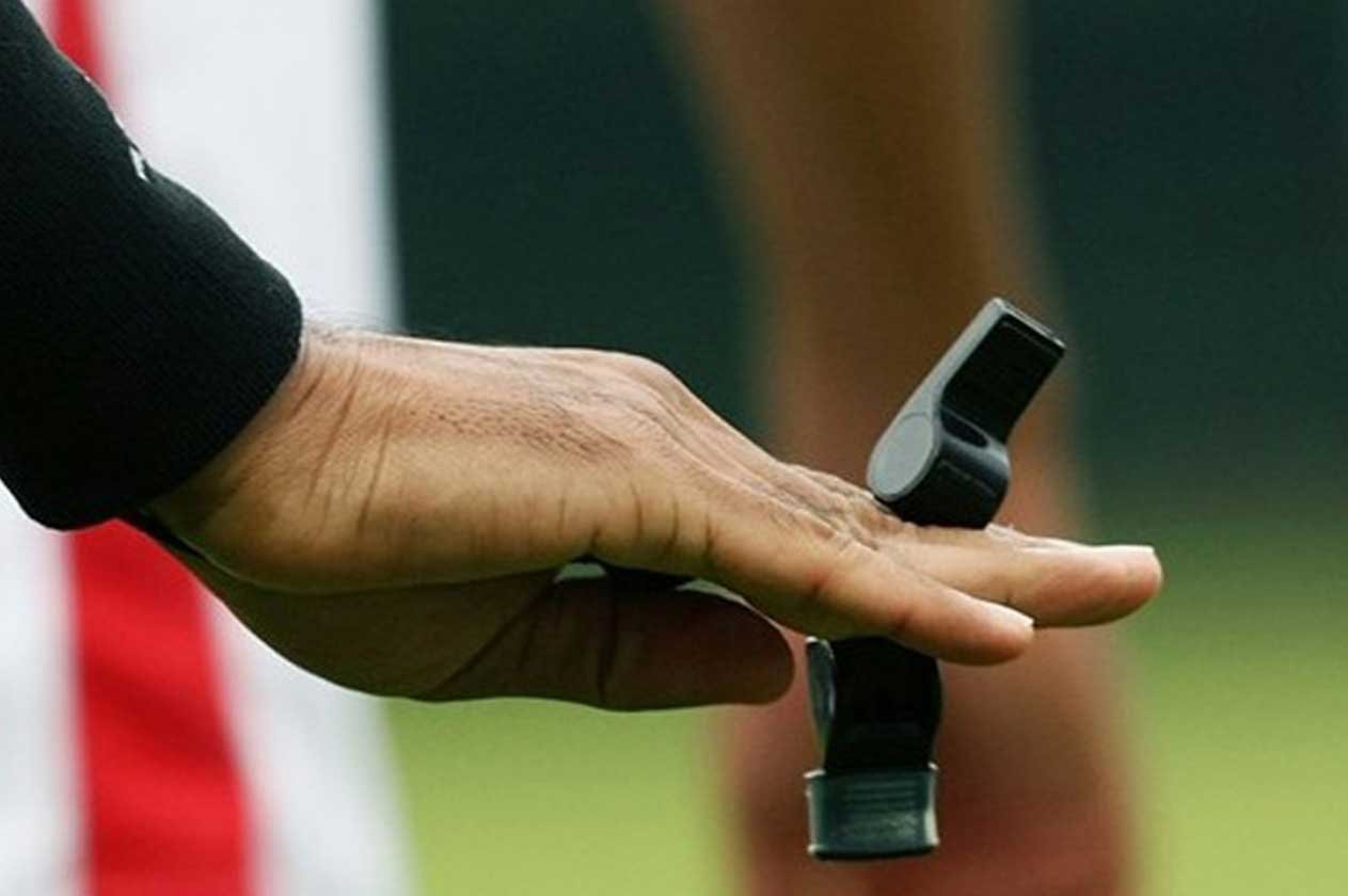 اتحاد الكرة يكشف عن طاقم تحكيم لقاء ضمك والشباب في دوري المحترفين
