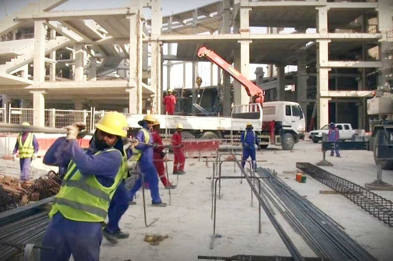 «الجميع يعمل ولا أجور».. «العفو الدولية» توثق معاناة العمال بقطر وتؤكد: الدوحة لم تفِ بتعهداتها