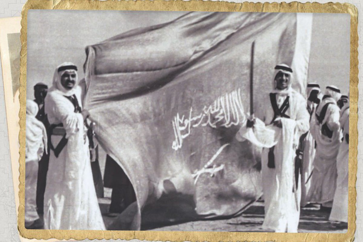 صورة تاريخية تجمع الملك سلمان والملك فهد تحت راية التوحيد