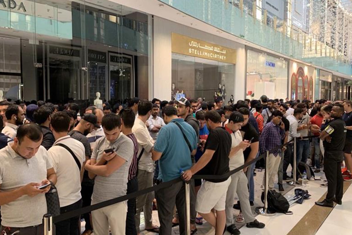 صور توثق طوابير المنتظرين لـ«آيفون 11» بدبي.. وتحذير من «ثغرات خطيرة»