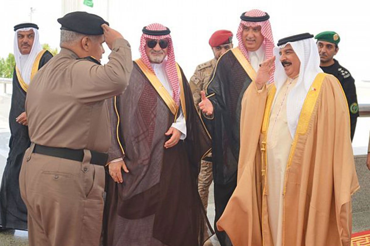 بالصور.. الملك حمد بن عيسى يصل إلى جدة