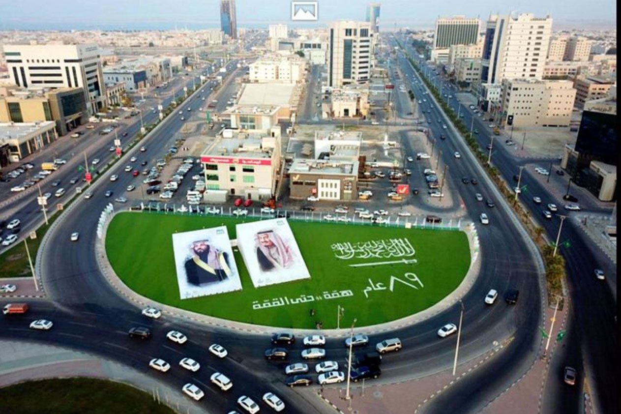 أكبر لوحتين لخادم الحرمين وولي العهد تجذبان رواد كورنيش الدمام